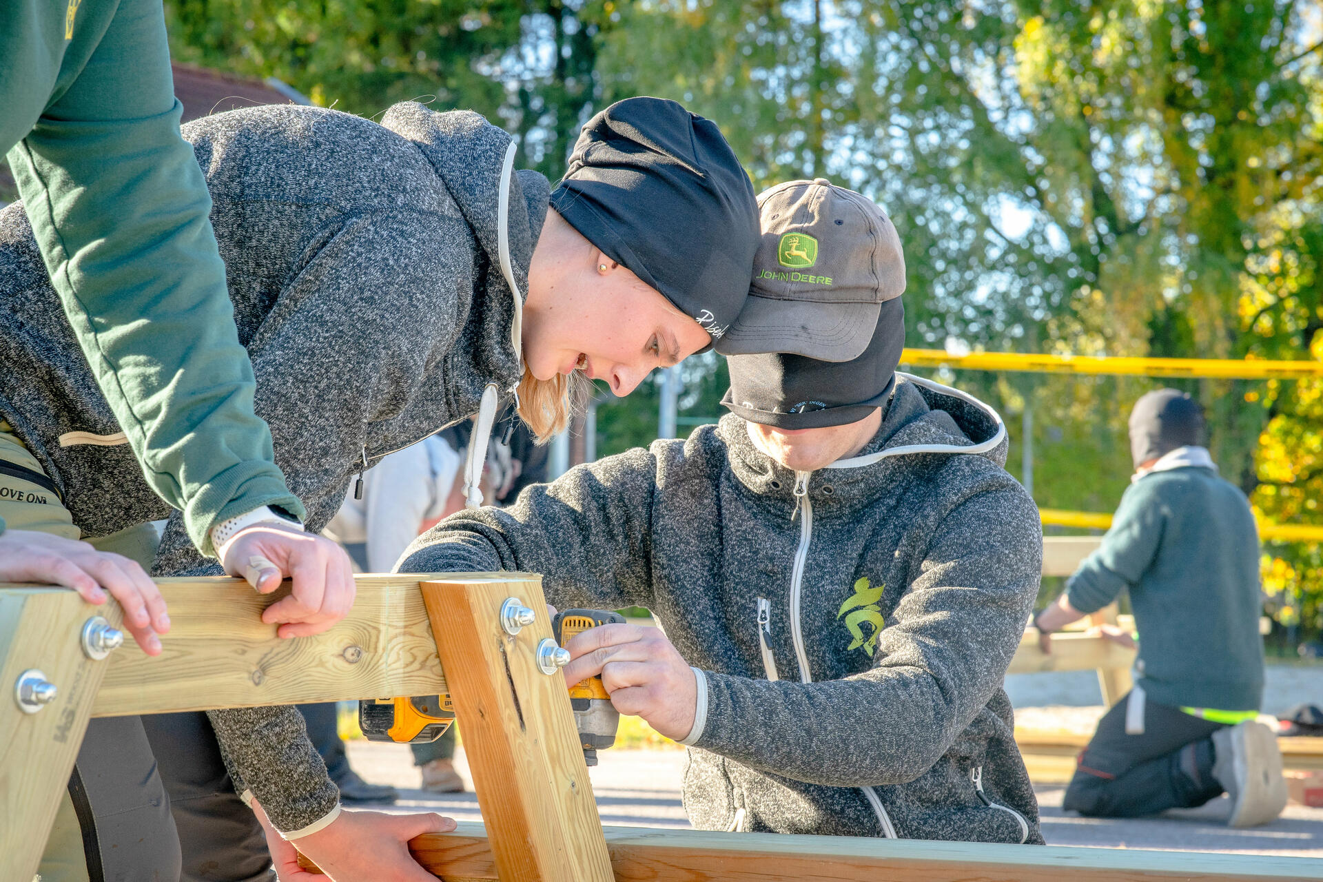 Handyman-tevling hvor en på laget har bind foran øynene